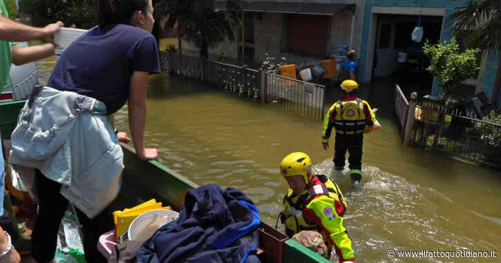 Conselice è allagata, i volontari consegnano pasti caldi a bordo di un trattore alle persone isolate nelle loro case – Video