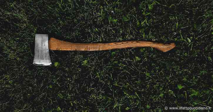 Tenta di uccidere la compagna con un’ascia: arrestato 47enne