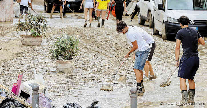 Alluvione, scuole chiuse e docenti isolati: “Dad? C’è chi non ha più nulla: come si collega?”. E migliaia di studenti diventano volontari