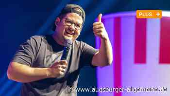 Comedian Chris Tall bespaßt die Augsburger Schwabenhalle
