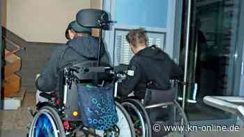 Hannover: Feuerwehrleute tragen Rollstuhlfahrer in dritte und zehnte Etage - Fahrstuhl defekt