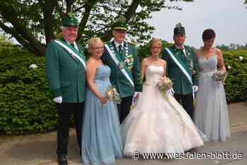 König Reinhard Schmidt trägt als Erster die neue Schützenkette