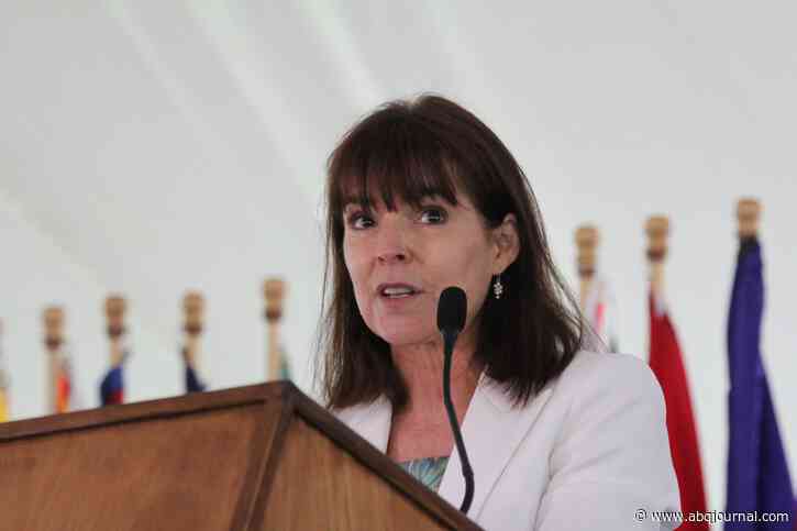 Wall Street Journal editor gives advice to New Mexico graduates