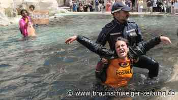 „Letzte Generation“ färbt Trevi-Brunnen in Rom schwarz
