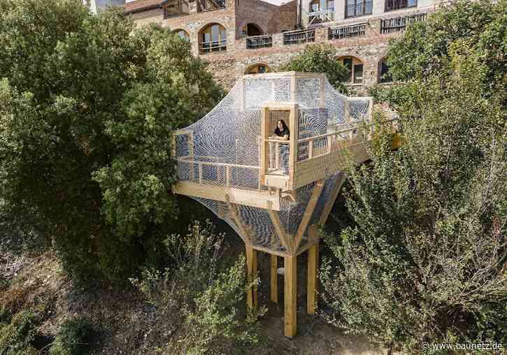 Beobachtung zwischen Baumkronen
 - Forschungsgebäude des IAAC bei Barcelona