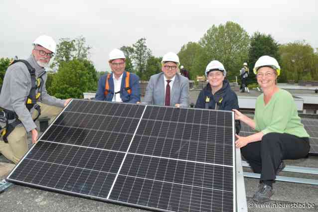 Minister Diependaele legt in wijk Den Bulk 30.000ste zonnepaneel van grootste sociaal installatieproject ooit in Vlaanderen: “Sociale huurders krijgen elektriciteit tegen goedkoopste tarief”