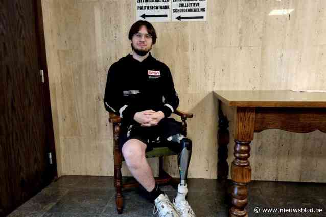 Tiener moest been laten amputeren na aanrijding, parket eist celstraf en rijverbod voor chauffeur: “Hij stak auto voorbij via fietspad en reed Yanni frontaal aan”