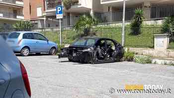 Rubano auto a noleggio, la cannibalizzano e la scaricano in una strada di periferia