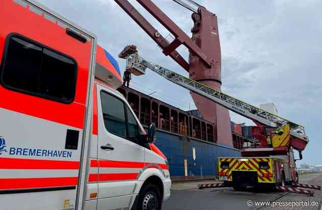 FW Bremerhaven: Arbeitsunfall auf Handelsschiff - Höhenretter und Rettungsdienst der Feuerwehr Bremerhaven im Einsatz