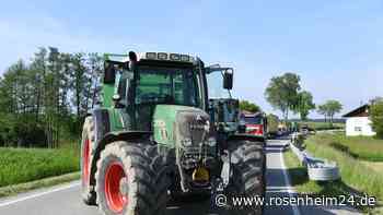 Audi fährt in Neumarkt-Sankt Veit in abbiegenden Traktor rein – St2086 vollgesperrt