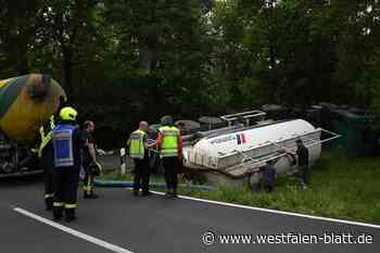 Gülle-Sattelzug kippt in Harsewinkel auf die Seite