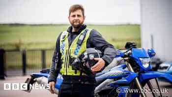 Hero officer who saved two dogs gets bravery award