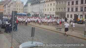 Hunderte FCA-Fans ziehen von der Maximilianstraße zum Stadion