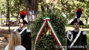 Strage di Capaci, deposta la corona nel parco Falcone e Borsellino: “Roma non dimentica”