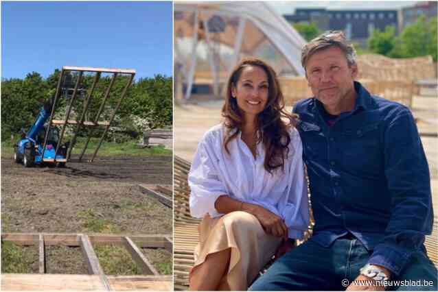 Populaire zomerbar van Sven en Joanne opent opnieuw de deuren én haalt internationale topnaam binnen: “Een stunt, want normaal is zo’n groep niet haalbaar”