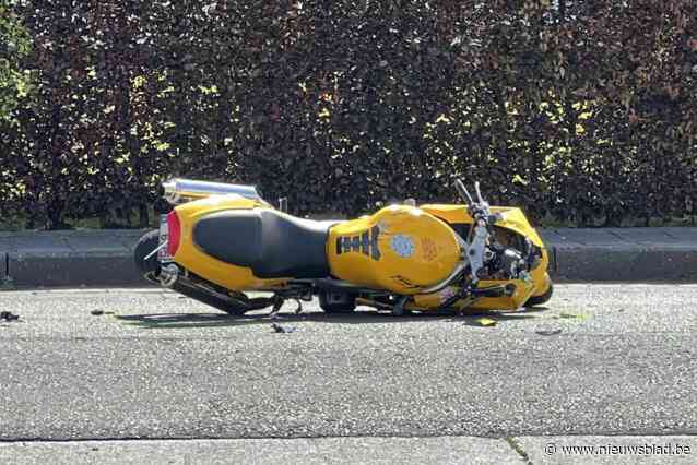 Vrouw (60) die dood motorrijder veroorzaakte barst tijdens proces in tranen uit: “Ik was heel voorzichtig, maar zag hem echt niet aankomen”