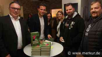 Weltklasse-Schiri Felix Brych stellt in Ampermoching sein neues Buch vor: Die Fußballstars tanzten nach seiner Pfeife