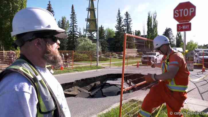 Sinkhole causes traffic disruption, attracts crowd in Calgary community of Cranston