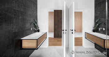 Wandbündige Drehflügeltüren von Eclisse in einem extravagant gestyltem Wohnhaus in Vilnius