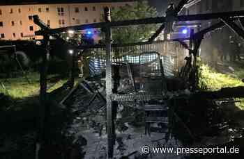 FW Dresden: Brand eines Holzunterstandes droht sich auszubreiten