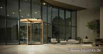 Formschöne Karusselltür Revo.PRIME von GEZE mit schmalen Profilen und geringer Kranzhöhe