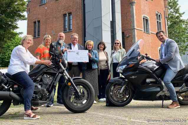 Foekes Motorvrienden schenken 1.250 euro aan ’t Kinderpaleis