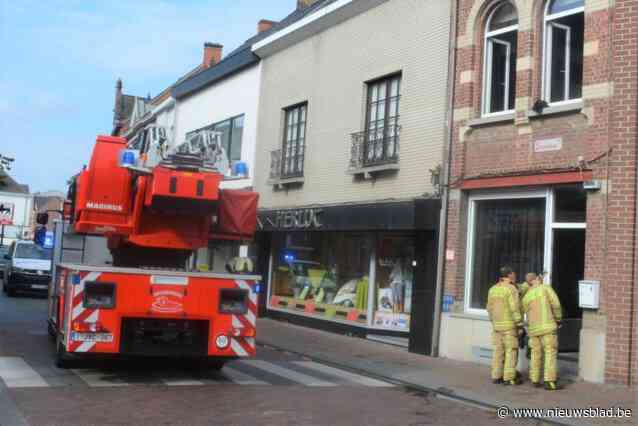 Wekelijkse markt even opgeschrikt door afvalbrand op binnenkoer woning