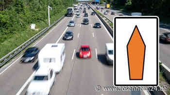 Verkehrszeichen: Was bedeutet der orange Pfeil auf weißem Grund?