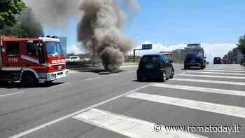 Cavi della fibra ottica in fiamme, fumo nero dal tombino di via Tiburtina