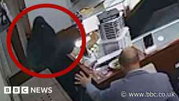 Australia: Watch jewellery store heist by disguised gunmen