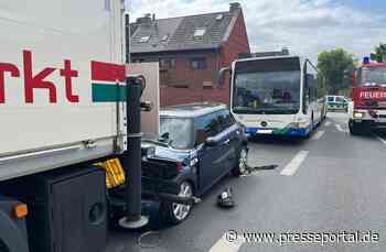 FW Moers: 4 Verletzte nach Unfall zwischen Linienbus, LKW und PKW