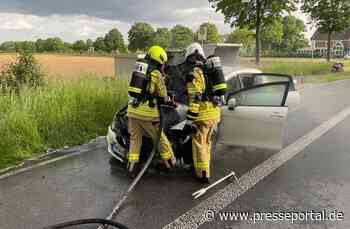 FW Alpen: Brennender Motorraum eines Pkws