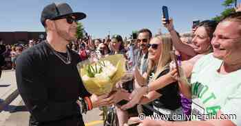 Donnie Wahlberg to attend WahlCon pre-party at St. Charles Wahlburgers