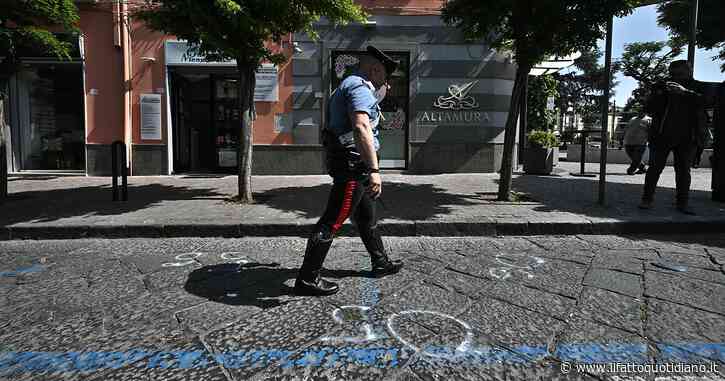 Cacciati da un locale nel Napoletano, tornano e sparano: bambina in prognosi riservata. Feriti i genitori. Fermati un 19enne e un 17enne