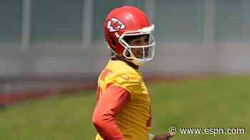 Mahomes amid QB deals: 'I worry about legacy'