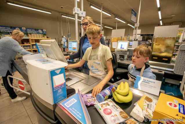 Leerlingen van De Schatkist steken handen uit de mouwen bij Albert Heijn in Westmeerbeek: “Vaardigheden omzetten in praktijk”