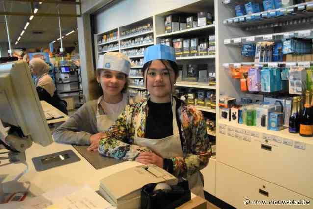 Leerlingen draaien dagje mee in supermarkt: “We hebben gemerkt dat rekenen en Frans leren in de klas toch nuttig kan zijn”