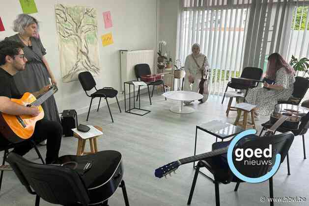 Jongeren leren gitaar spelen tijdens workshop van Yadelim Plus