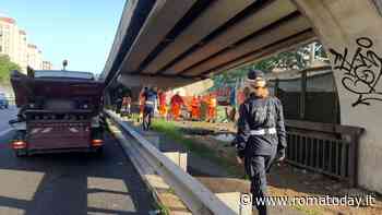 Insediamento abusivo sotto al ponte della tangenziale Est, sgomberata tendopoli