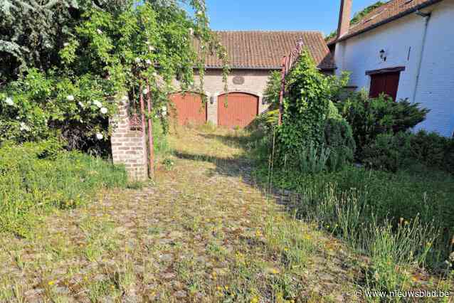 Ooit kwamen er volle bussen op bezoek, maar nu staat deze hoeve te verkommeren: gemeente wil dat Vlaamse overheid leegstandsbelasting oplegt