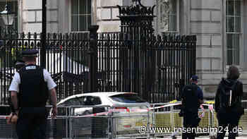 Auto rast ins Absperrgitter der Downing Street in London