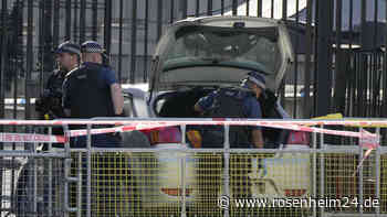 Auto rast ins Absperrgitter der Downing Street in London