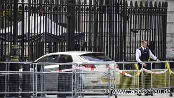 Auto fährt gegen Tor zur Downing Street in London