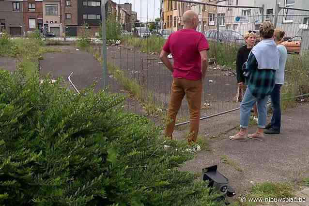 Bewoners zijn stort op leegstaande bouwgrond in Deurne-Noord beu: “Ze gooien gewoon vuilniszakken over de haag”