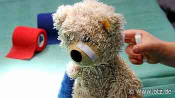 Teddyklinik: Medizinstudenten versorgen in Jena die kranken Lieblinge von Vorschulkindern