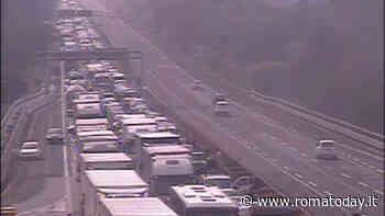 Incidente in autostrada: tir perde il carico di gas, tratto chiuso e code sino a 20 chilometri