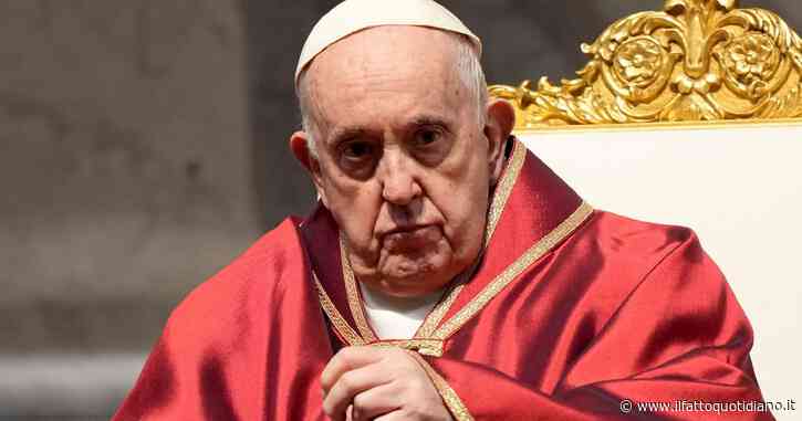 Febbre e stanchezza per Papa Francesco. Il silenzio dopo l’incontro con la Cei e l’uscita in sedia a rotelle