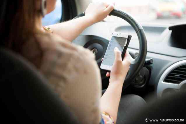 49 automobilisten zijn rijbewijs onmiddellijk kwijt na controle op gsm-gebruik achter stuur