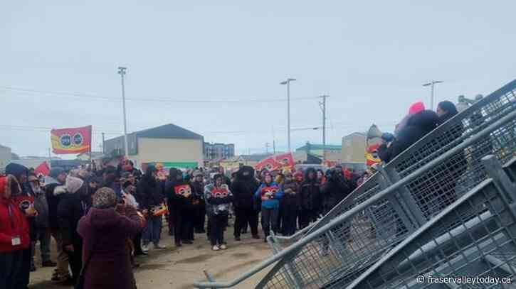 Unions holds rally in Iqaluit as housing authority strike nears 70-day mark