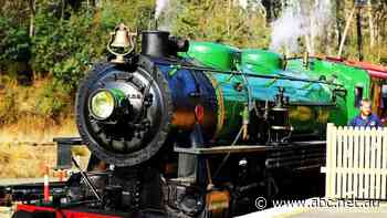 Cheering and clapping as Blue Mountains Zig Zag Railway gets back on track after bushfire 'sucker punch'